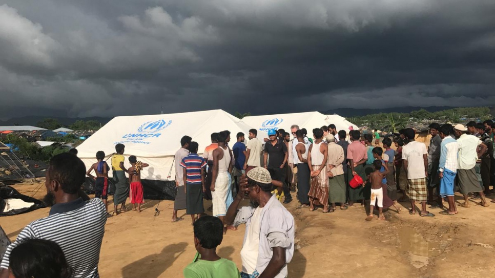 Dans les premiers jours de l'afflux de réfugiés rohingyas en septembre 2017, le HCR n'opérait qu'un seul dispensaire localisé dans une tente près de Kutupalong, au Bangladesh.