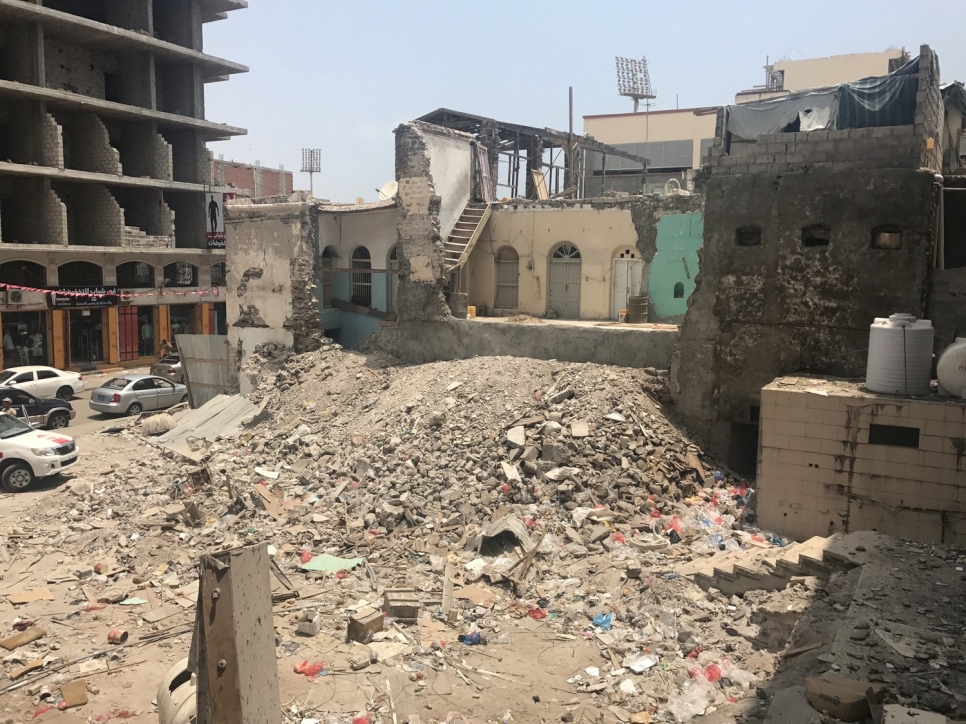 Le conflit a provoqué des souffrances chez des millions de personnes et la ville portuaire d'Aden est dévastée. 