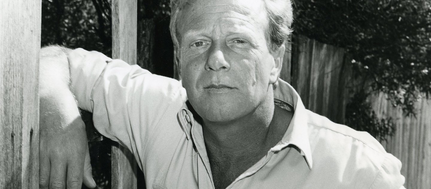 Jack Thompson est l'un des acteurs de cinéma et de télévision australiens les plus polyvalents. Sa carrière a commencé à la fin des années 1960. Il s'est illustré en Australie et à l'étranger dans des films comme L'Homme de la rivière d'argent et Héros ou salopards. Il a utilisé sa popularité pour aider à attirer l'attention sur la question des réfugiés. En tant qu'Ambassadeur de bonne volonté du HCR, il a activement sensibilisé l'opinion publique au sort des réfugiés cambodgiens et produit un documentaire pour le HCR sur le sujet. Il a soutenu l'établissement en 1991 d'une ONG pour les enfants défavorisés, Krousar Thmey, qui continue de redonner de l'espoir aux jeunes et de leur offrir un avenir meilleur. 