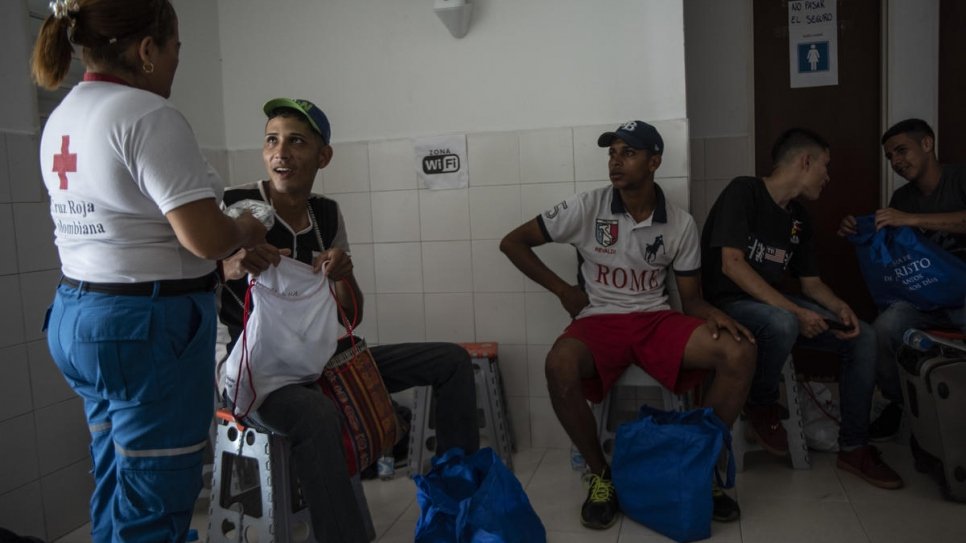 Flor Castañeda, une volontaire de la Croix-Rouge, accompagne des Vénézuéliens dans un centre situé à la périphérie de Cúcuta, en Colombie. 