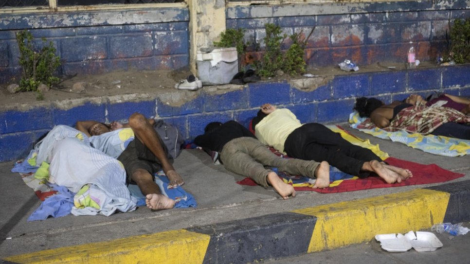 Des réfugiés et des migrants vénézuéliens dorment devant la gare routière de Maicao, en Colombie. Les conditions de sécurité sont extrêmement précaires et il y a eu des vols, des agressions et des viols de migrants. 
