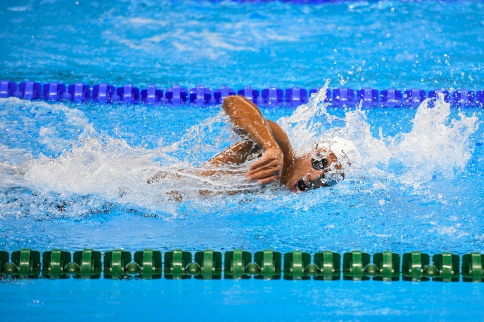 Ibrahim Al-Hussein nage dans une piscine olympique à Rio de Janeiro, au Brésil, où il a fait partie de la toute première équipe indépendante d'athlètes paralympiques.