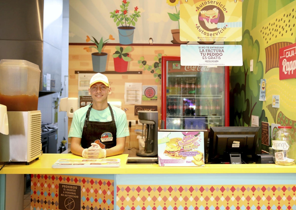 César Jiménez Martínez au travail dans la chaîne de restauration rapide Sierra Nevada à Bogota, en Colombie.