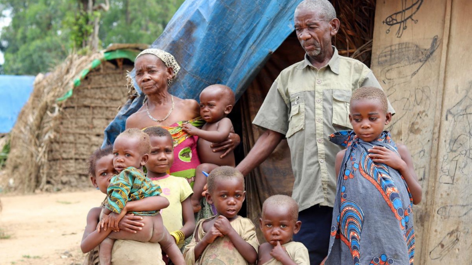 Charlotte, mère déplacée, et sa famille dans un site de fortune à Oicha. La famille est membre de la communauté indigène Mbuti et elle a fui ses terres dans le « triangle de la mort » de la province du Nord-Kivu. 