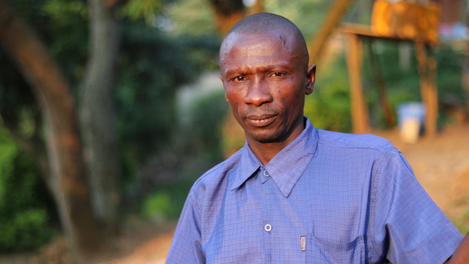 Gabriel, 43 ans, vit dans le quartier de Madiabuana é Beni. Il a fui la violence à deux reprises avant de s'installer récemment dans le quartier de Madiabuana à Beni avec sa famille, qui accueille huit familles déplacées dans l'annexe de la maison louée. 