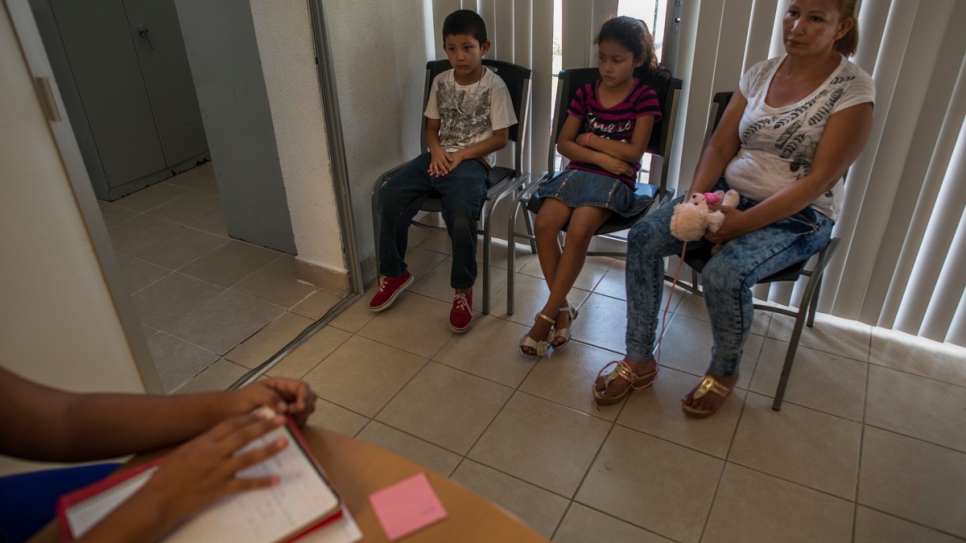 Brenda se rend chez un travailleur social en compagnie de ses enfants dans une garderie de Tapachula.  