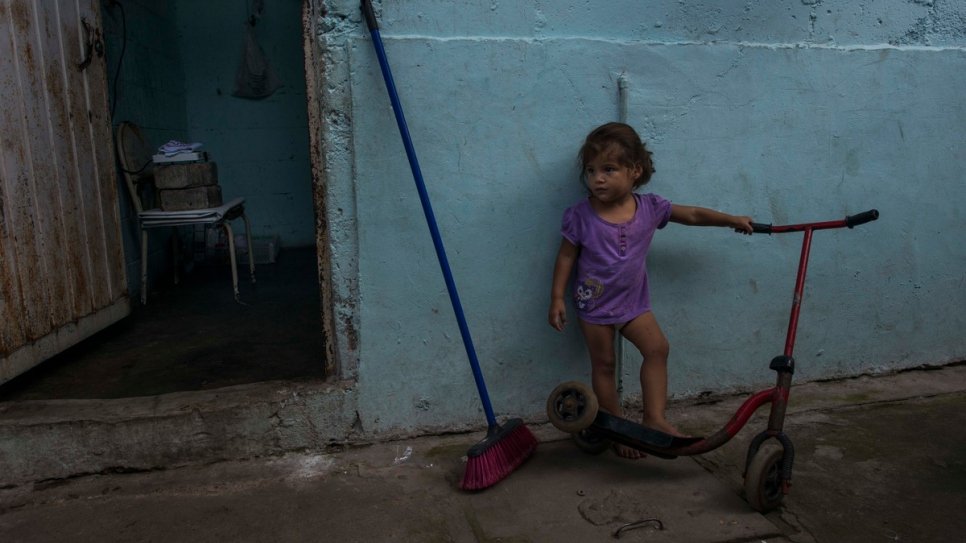 La petite-fille de Brenda joue devant la pièce que sa famille loue à Tapachula. 