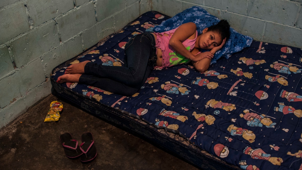 Erica se repose dans la pièce qu'elle loue avec sa famille à Tapachula.  