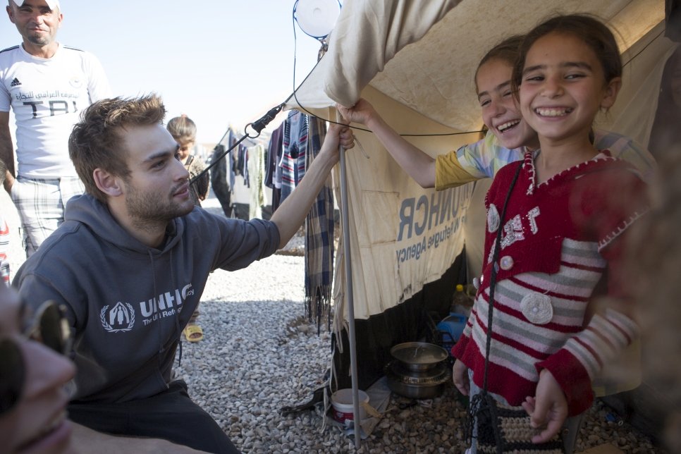 "لقد عدت للتو من العراق حيث التقيت بلاجئين سوريين وعراقيين نزحوا مؤخراً بسبب القتال في الموصل. ولتقاسم زيارتي معكم، سأنشر عدداً من الصور والقصص. زوروا @unrefugees للاطلاع على السلسلة الكاملة. شكراً لانضمامكم إليّ في هذه الرحلة. لقد أدهشني لطف وترحيب الجميع في مخيم حسن شام. كان الكثير من الآباء والأمهات في الموصل قلقين جداً بشأن أن يصبح أطفالهم متطرفين أو أن يتعرضوا للاعتداء من قبل المتطرفين، بحيث كانوا يبقونهم داخل المنزل، وخاصة الفتيات من بينهم. أما هنا في حسن شام، فيشعر الآباء للمرة الأولى بالأمان، حتى أنهم باتوا يسمحون لأطفالهم باللعب في الخارج بمفردهم، ولبناتهم بالسير بحرية".