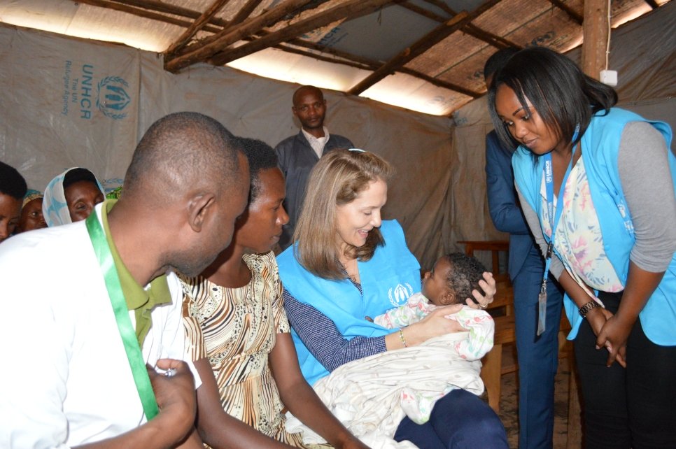 صاحبة السمو الملكي الأميرة سارة خلال لقائها بإحدى الأمهات ومولودها الجديد في جناح رعاية الأم في مخيم جايمبيه في رواندا، حيث استمعت للتحديات التي تواجهها الأمهات اللاجئات يومياً، ولا سيما فيما يتعلق بأمور التغذية.