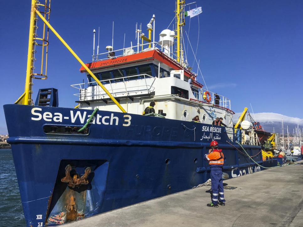 Le personnel du HCR se prépare à rencontrer les passagers débarqués du Sea Watch 3 au port de Catane en Sicile. 31 janvier 2019. 