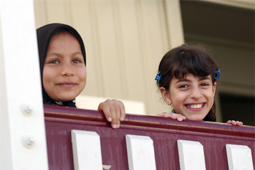 لاجئتان عراقيتان تمت إعادة توطينهما وهما فى مركز تعليمى بنيوزيلندا. تمت إحالة أسماء 266 عراقيا لنيوزيلندا حتى هذا الوقت كى تتم إعادة توطينهم.