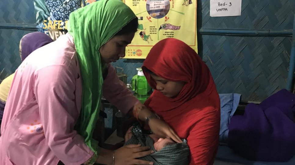 Rajuma serre contre elle sa fillette née la veille pendant les soins postnataux qui lui sont administrés au centre de soins de santé primaires ouvert 24 h sur 24 à Kutupalong, Bangladesh. 