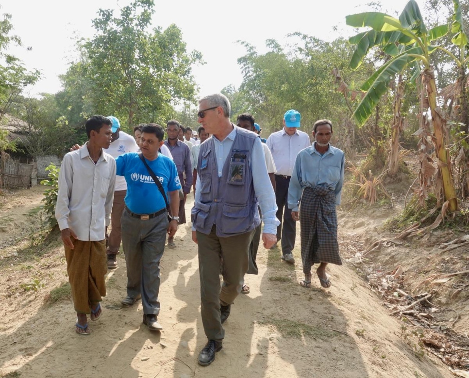 Le Haut Commissaire des Nations Unies pour les réfugiés, Filippo Grandi, visite un village rohingya dans l'État de Rakhine, au Myanmar, avec des membres de leur communauté.  