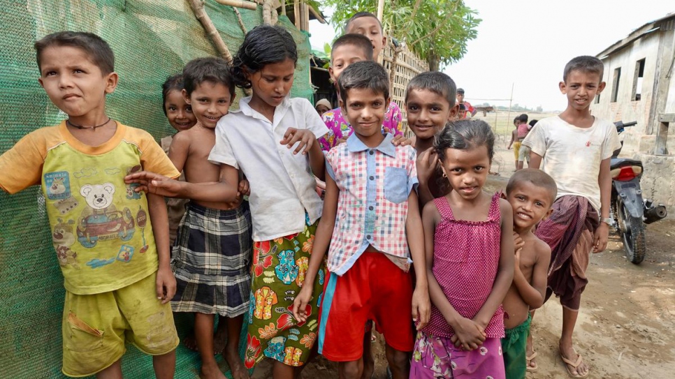 Des enfants rohingyas déplacés vivant dans des camps à la périphérie de Sittwe, au centre de l'État de Rakhine, au Myanmar. Les camps sont séparés des autres communautés. 