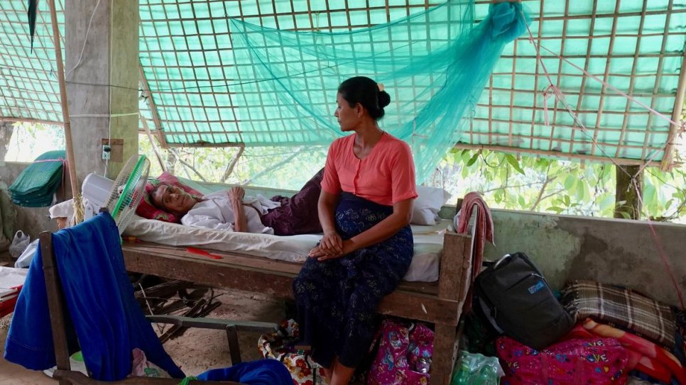 Un couple attend des soins médicaux dans un monastère bouddhiste de Buthidaung qui accueille des habitants de Rakhine récemment déplacés en raison de l'insécurité actuelle. 