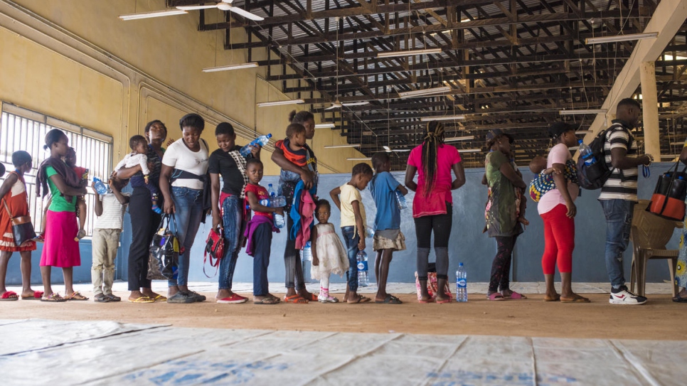 Des réfugiés camerounais fuyant la violence arrivent au camp d'Adagom à Ogoja. 