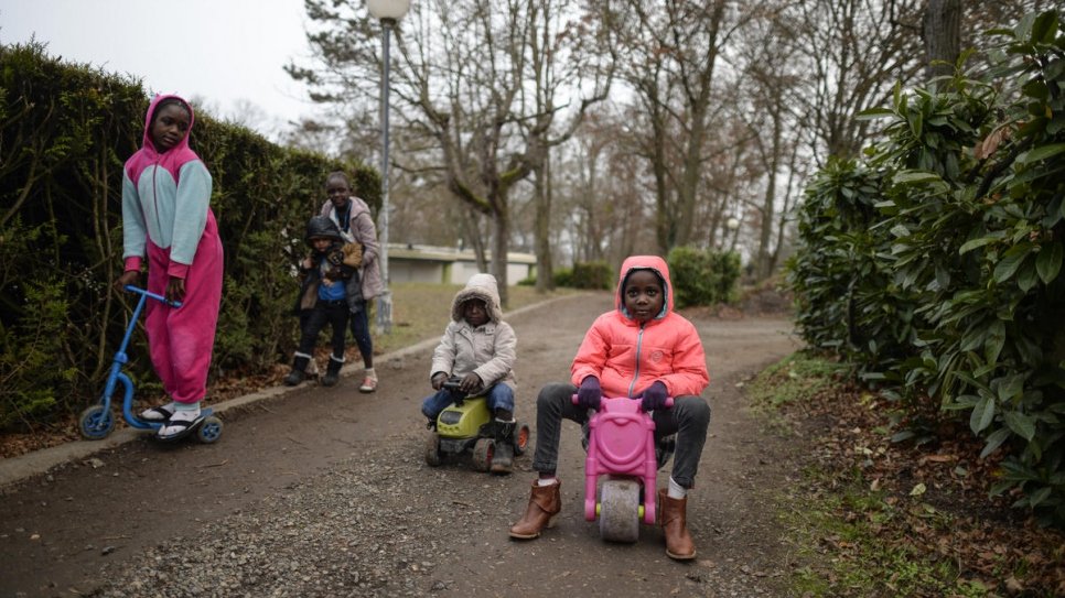 Des enfants réfugiés jouent dans le parc derrière l'hôtel de ville de Pessat-Villeneuve. 