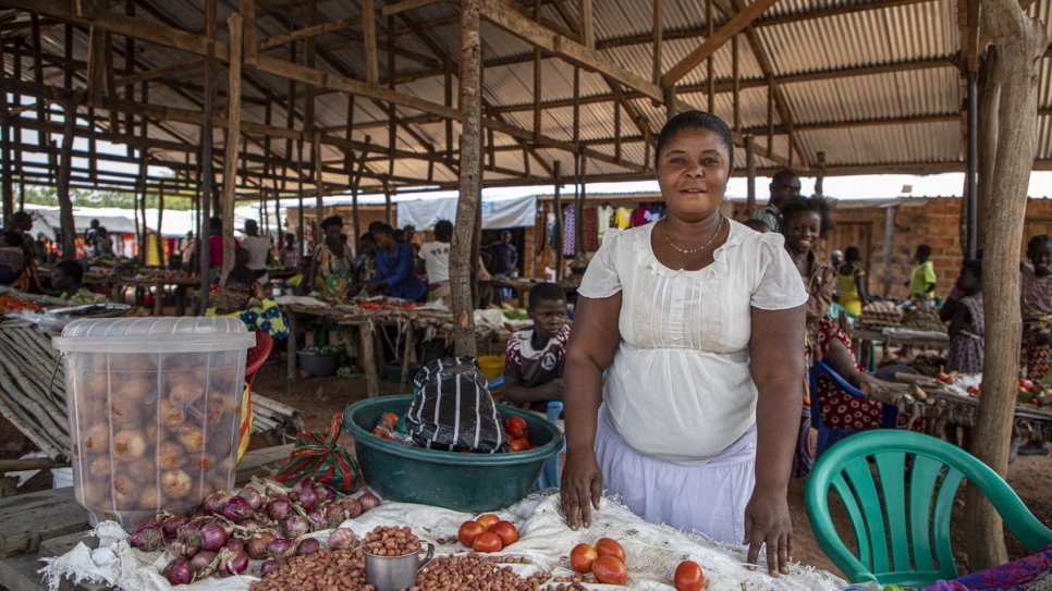Mukea Chungu, une réfugiée originaire de la République démocratique du Congo, devant son étal au marché du camp de Mantapala, Zambie. 