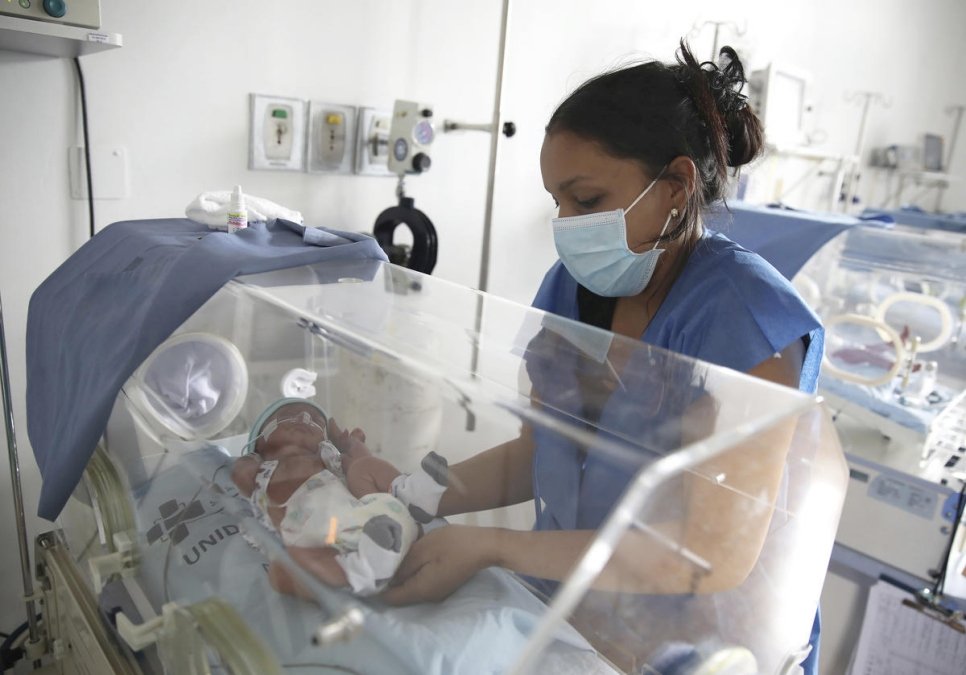 Yonielys Villegas s'occupe de son fils Enmanuel à la maternité principale de Bogota, Colombie.