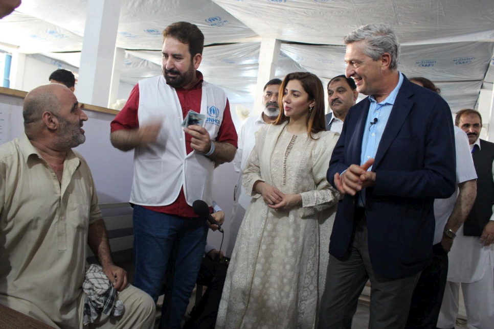Échanges entre Mahira Khan, le Haut Commissaire des Nations Unies pour les réfugiés Filippo Grandi (à droite) et des réfugiés afghans à Nowshera, Pakistan, septembre 2018. 