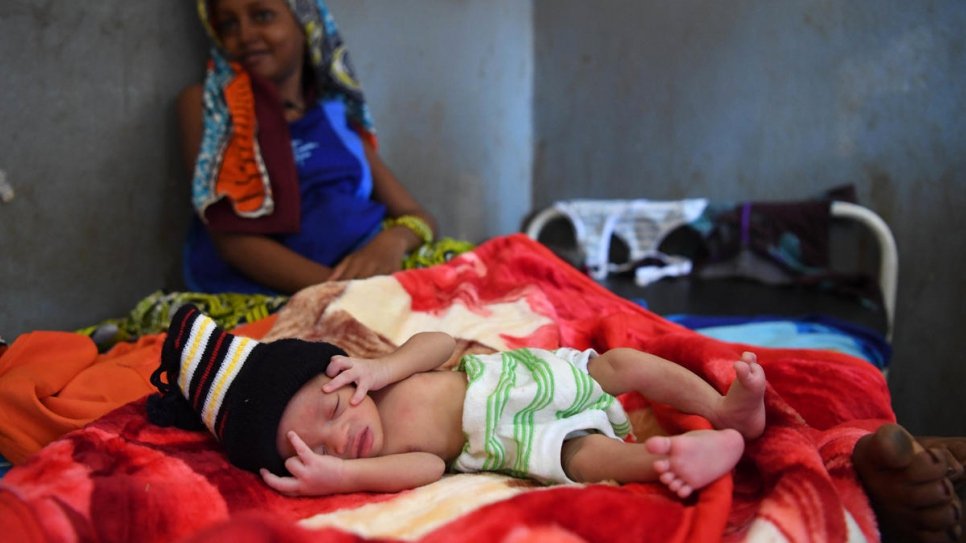 Au centre de santé de Mbilé, une Maman centrafricaine, Rabiatou, est assise près de son nouveau-né, qui est venu au monde pesant 1,9 kilogrammes seulement. Mais, grâce à la méthode « kangourou », il a maintenant atteint un poids stable. 