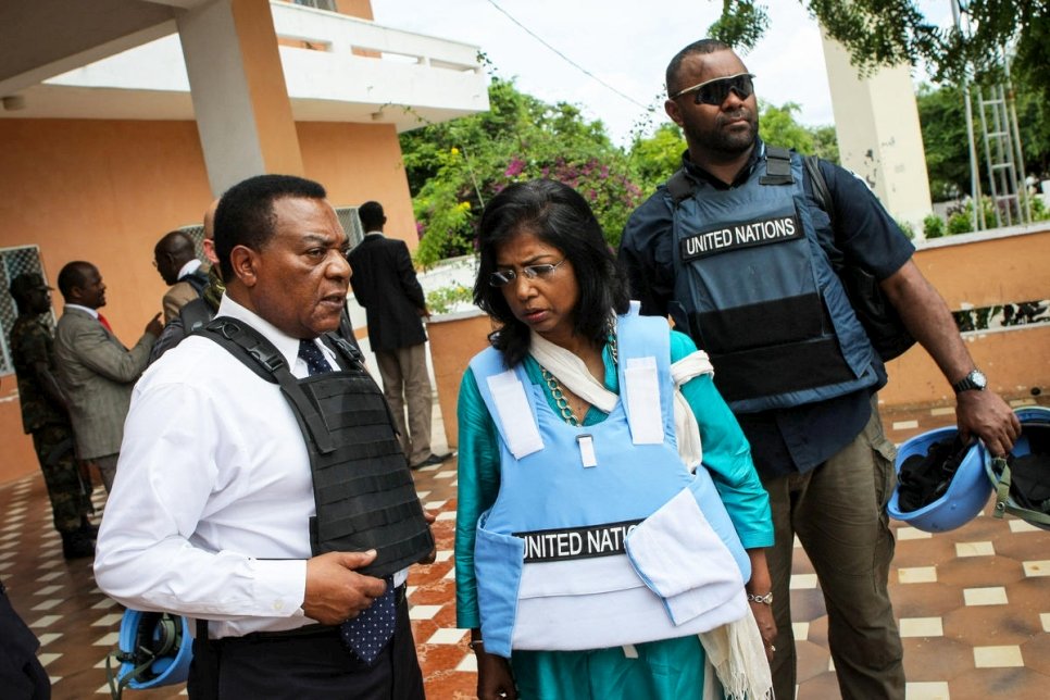 Augustine Mahiga s'entretient avec la Secrétaire générale adjointe à l'appui aux missions de paix Ameerah Haq (au centre) après une réunion avec le Président somalien Hassan Sheikh Mohamoud à Mogadiscio en novembre 2012.  