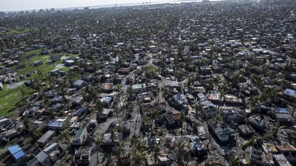 Vue aérienne de la ville de Beira, au Mozambique, et des dégâts considérables causés aux maisons, aux bâtiments et aux arbres. 