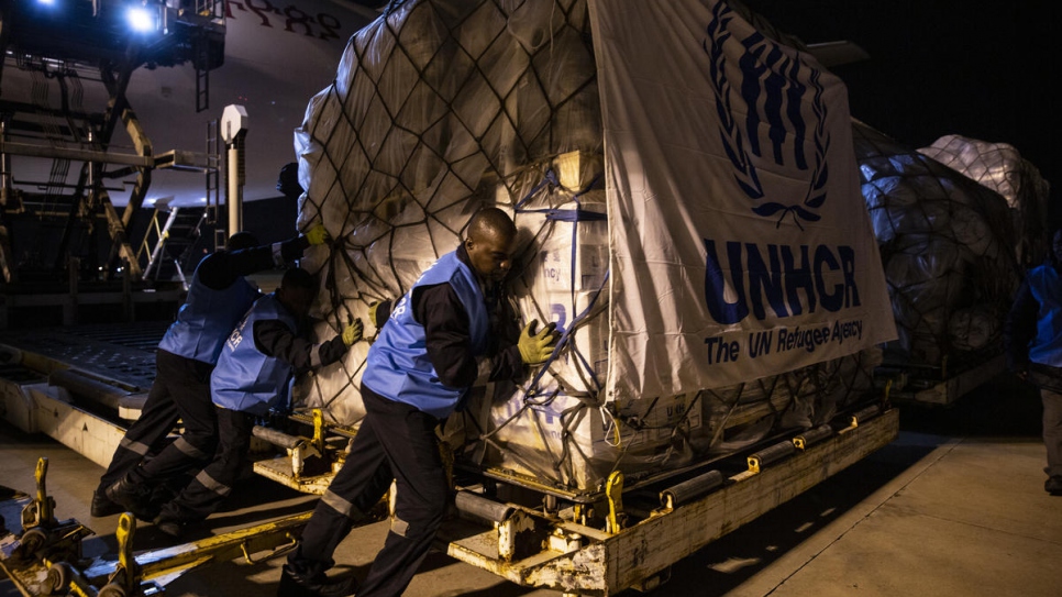 A l'aéroport de Maputo, au Mozambique, des employés du HCR déchargent un avion-cargo chargé d'articles de secours pour les rescapés du cyclone Idai. 