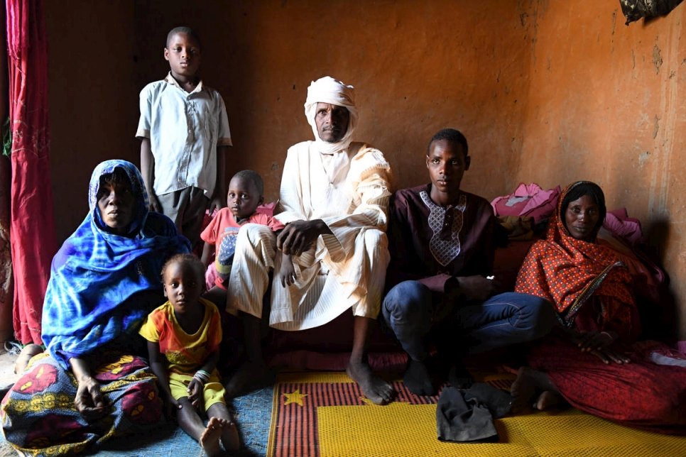 Mohamed, demandeur d'asile nigérian, avec sa famille dans le village de Goura, au Cameroun.