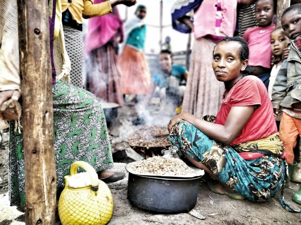 Une femme de la communauté Gedeo prépare un repas dans un site de déplacés internes en Ethiopie