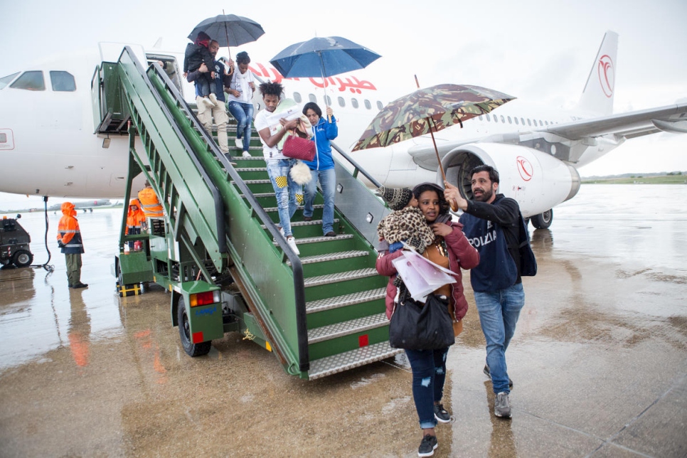 Des réfugiés débarquent à Rome depuis un avion affrété par le HCR, dans le cadre d'un vol d'évacuation depuis la Libye. Photo d'archives, mai 2019.  