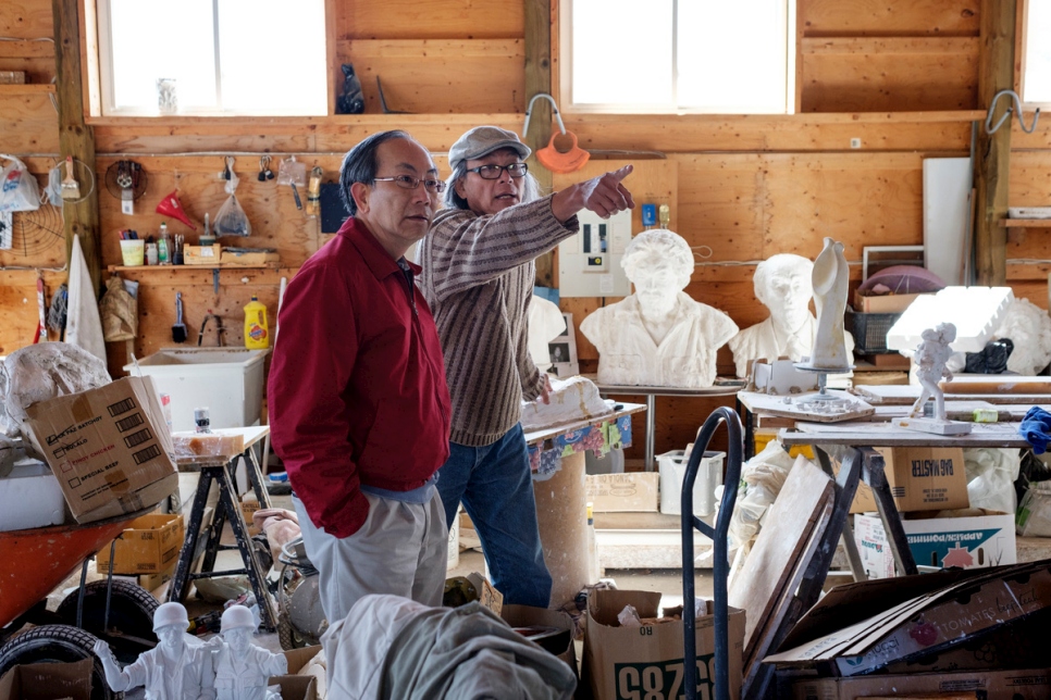 Les frères Trung et John Pham dans le studio de Trung.