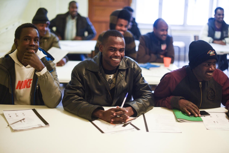 Alfatih (au centre), un réfugié soudanais réinstallé, lors d'un cours de français. 