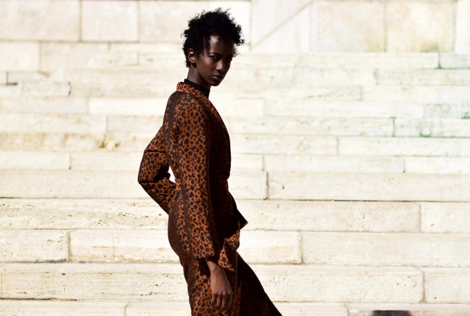 Kafia Mahdiest porte une robe à motifs léopard pour un magasin de mode en ligne hongrois. 
