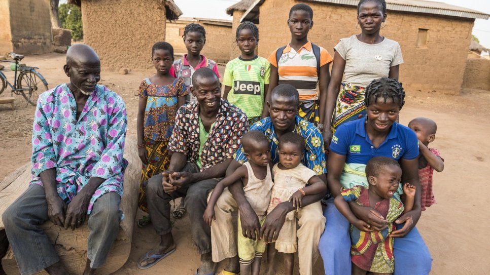 Ngolo Silué avec les membres de sa famille à Olleo, Côte d'Ivoire. 
