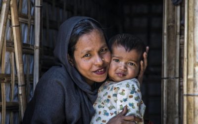 Un nouvel abri atténue l’impact de la mousson pour une jeune famille rohingya