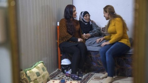 Falak Selo (à droite), réfugiée syrienne, parle avec sa mère et sa soeur dans le camp d'Akre, dans le nord de l'Irak, où elle apporte un soutien en matière de santé mentale à d'autres réfugiés (26 janvier 2020).
