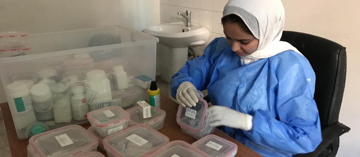 Une employée médicale organise l'équipement du centre de soins de santé primaires de Gergaresh à Tripoli, en Libye. 