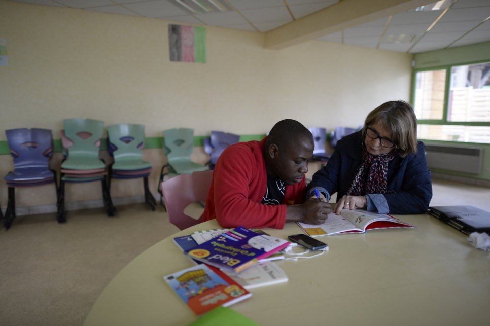 تقول بريجيت دوبوسكلار، وهي مدرّسة فرنسية متطوعة لتعليم اللاجئين في بيسات فيلنوف، فرنسا: "عندما ترى رغبتهم في التعلم، فإن الأمر يمنحك الطاقة". لقد حولت البلدة الصغيرة التي تقع في وسط فرنسا قصرها إلى مركز استقبال لاستضافة 136 لاجئاً.