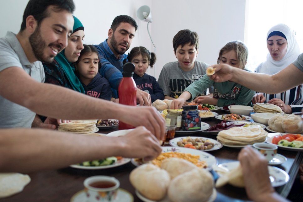 عائلة دباح، التي اضطرت للفرار من الحرب في سوريا في عام 2012، تتناول وجبة الفطور في منزلها في لشبونة، البرتغال.