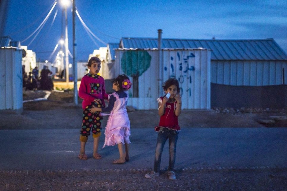بعد افتتاح محطة الطاقة الشمسية في مخيم الأزرق للاجئين، يمكن للاجئين السوريين الاستمتاع بأوقاتهم خلال فترة المساء خارج مساكنهم. 
