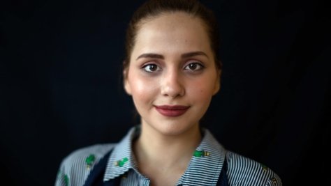 Hina Shikhani, une réfugiée afghane âgée de 21 ans, est étudiante en licence d'administration des affaires à l'Université de Peshawar au Pakistan. 