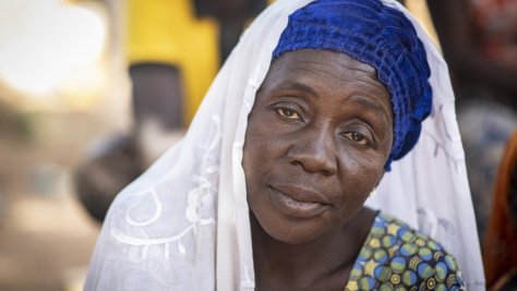 Zeinabou, 42 ans, photographiée dans la cour d'une maison appartenant à ses proches au Burkina Faso. Trois jours plus tôt, son mari a été tué sous ses yeux.
