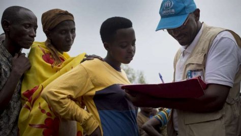 أحد موظفي المفوضية يسجل اللاجئين البورنديين في رواندا.
