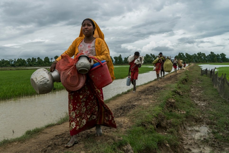 سنوارا، وهي لاجئة من الروهينغا، تبكي عند وصولها إلى ويخيانغ، بنغلادش، بعد أن مشت طوال يومين من ميانمار مع والدها وابنها. 