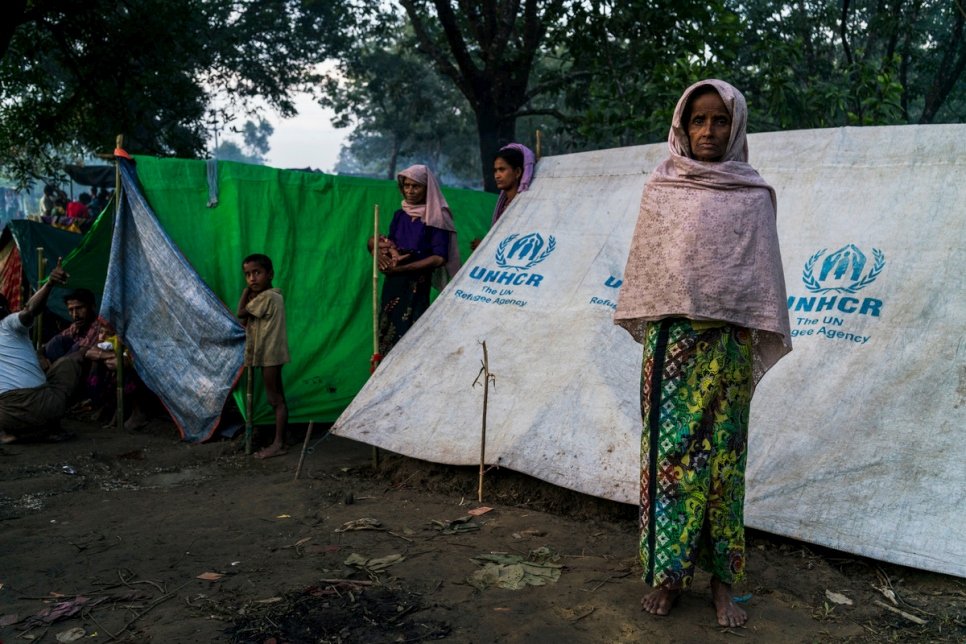 بعد فرارها من العنف في ميانمار، تقف امرأة من الروهينغا خارج خيمتها في مخيم غير رسمي للوافدين الجدد، بالقرب من مخيم كوتوبالونغ في بنغلاديش.