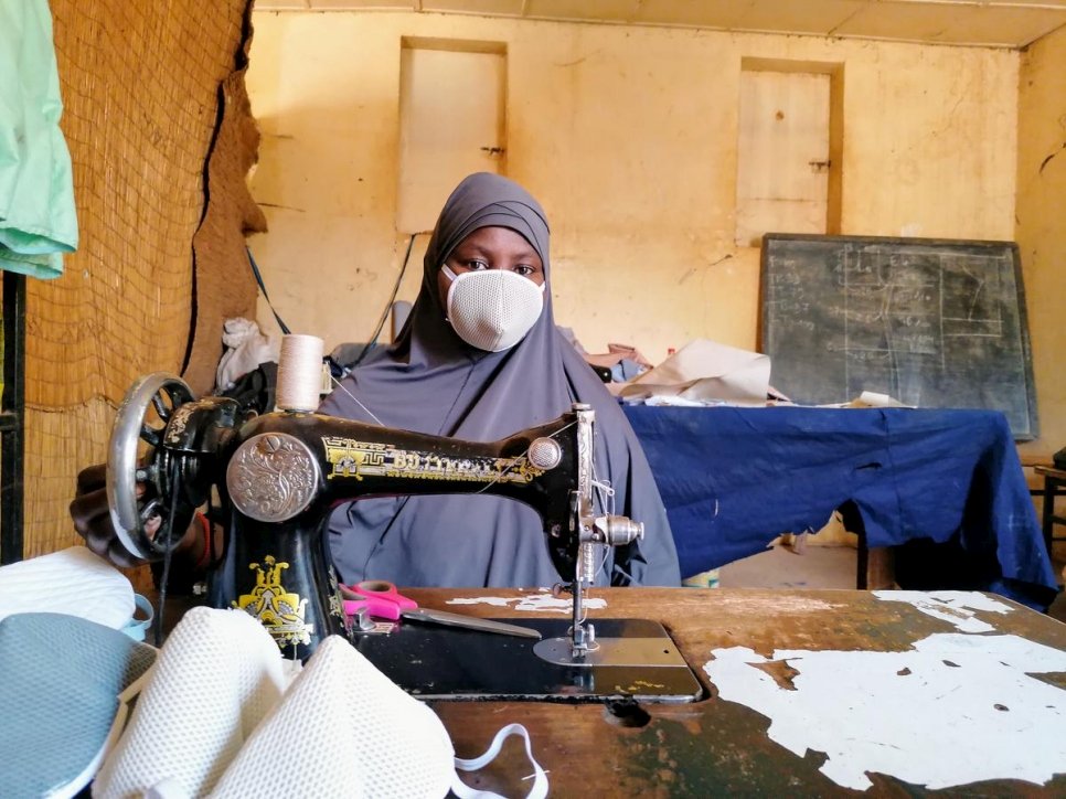 Niger. Don't die, please buy – Malian artisan refugees make COVID-19 face masks