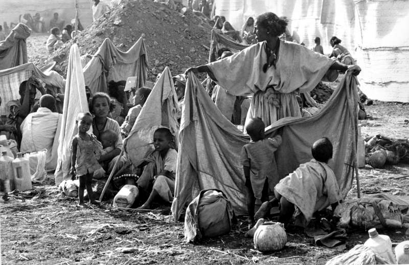 أدى الجفاف والحرب إلى تدفق جماعي للإثيوبيين إلى السودان خلال الثمانينات وقد توفي عشرات الآلاف قبل وصول إمدادات الإغاثة.
