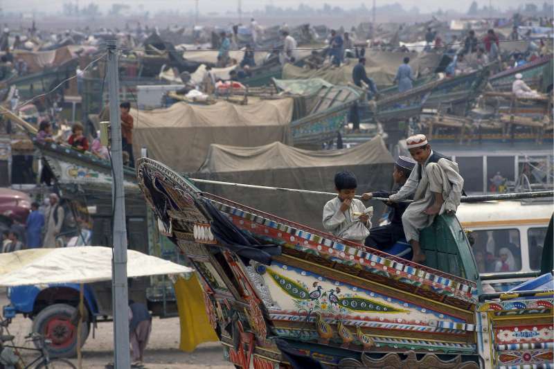 Des réfugiés afghans se préparent à rentrer chez eux en 2002 à partir d'un point de ravitaillement situé près de la ville de Peshawar, au nord du Pakistan.